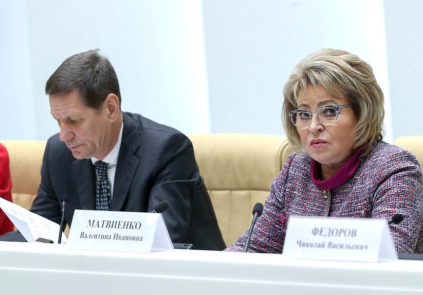 Первый заместитель Председателя Государственной Думы Александр Жуков и Председатель Совета Федерации Валентина Матвиенко