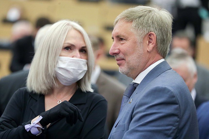 Член Комитета по государственному строительству и законодательству Ирина Белых и заместитель Председателя Комитета по государственному строительству и законодательству Рафаэль Марданшин