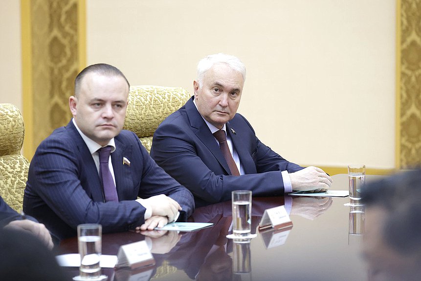 Заместитель Председателя Государственной Думы Владислав Даванков и Председатель Комитета по обороне Андрей Картаполов