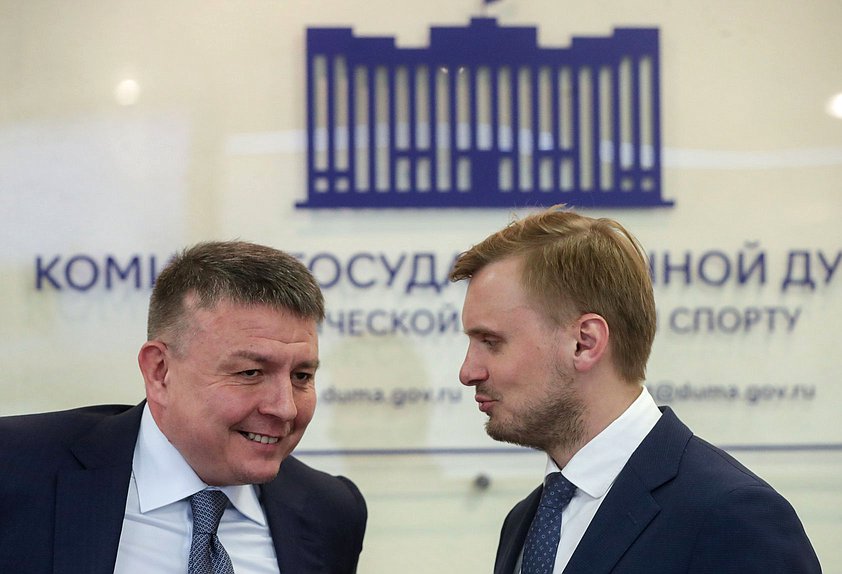 Заместитель Председателя Комитета по физической культуре и спорту Амир Хамитов (слева)