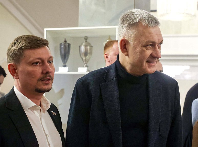 Заместитель Председателя Комитета по энергетике Владимир Плякин и Председатель Комитета по делам национальностей Владимир Иванов