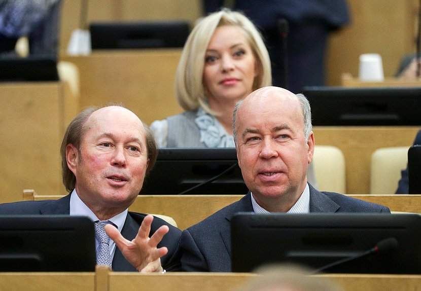 Член Комитета по образованию и науке Владимир Кононов и Первый заместитель Председателя Комитета по контролю и Регламенту Валерий Иванов