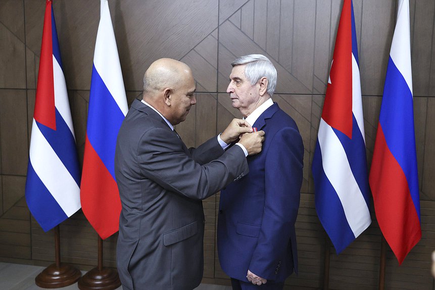 Член Политбюро, Секретарь Центрального Комитета Коммунистической партии Республики Куба по организационным вопросам, депутат Национальной ассамблеи народной власти Республики Куба Роберто Томас Моралес Охеда и Первый заместитель Председателя Государственной Думы Иван Мельников