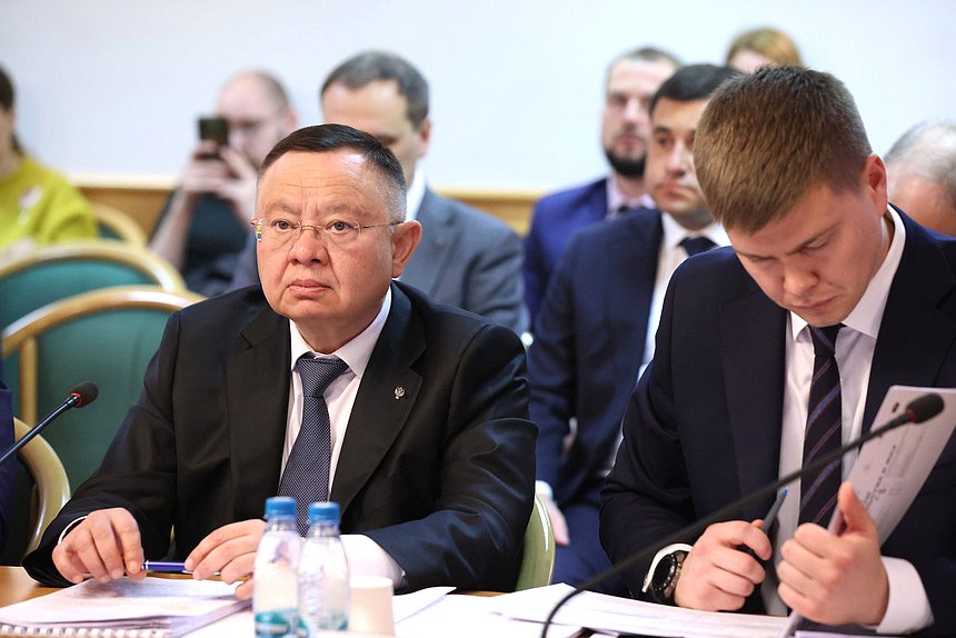 Кандидат на должность Министра строительства и ЖКХ Ирек Файзуллин (слева)