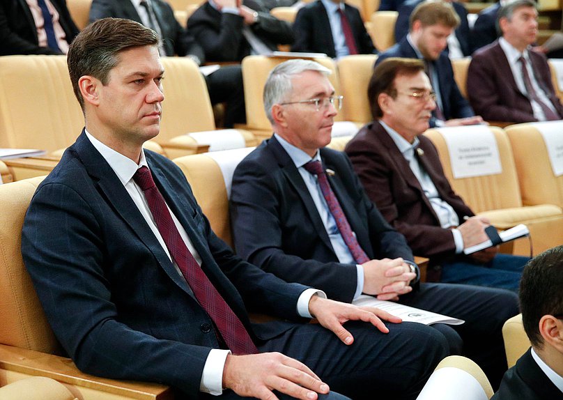 Члены Комитета по экономической политике Сергей Алтухов, Эдуард Кузнецов и Александр Максимов