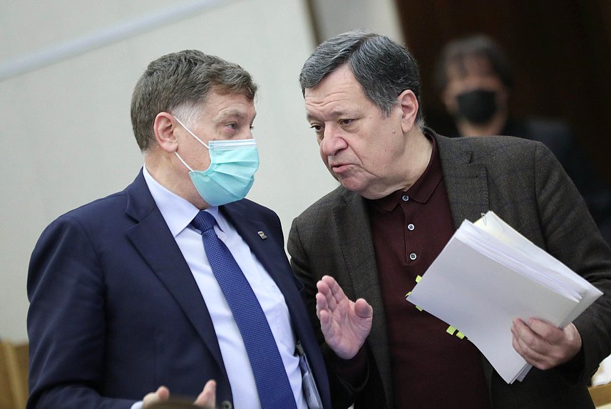 Председатель Комитета по бюджету и налогам Андрей Макаров (справа)