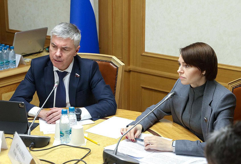 Член Комитета по физической культуре и спорту Евгений Ревенко и заместитель Председателя Комитета по аграрным вопросам Юлия Оглоблина