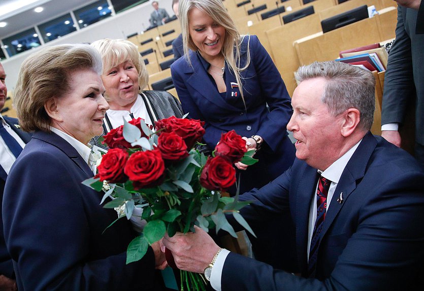 Член Комитета по международным делам Валентина Терешкова и Первый заместитель Председателя Комитета по аграрным вопросам Олег Нилов