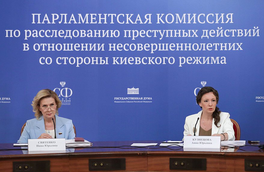 俄罗斯联邦参议员伊娜·斯维亚滕科和国家杜马副主席安娜·库兹涅佐娃