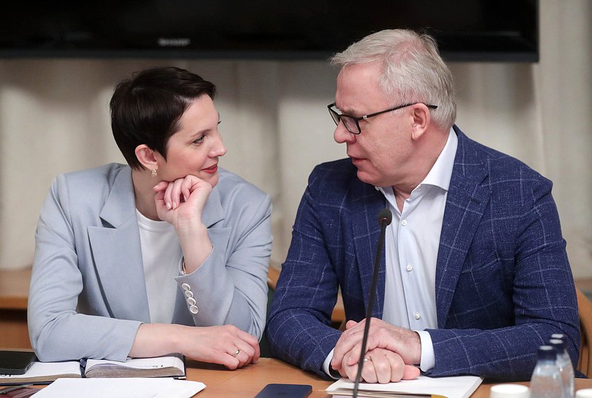 Заместитель Председателя Комитета по экологии, природным ресурсам и охране окружающей среды Жанна Рябцева и Первый заместитель Председателя Комитета Вячеслав Фетисов