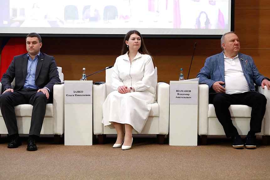 Первый заместитель Председателя Комитета по развитию гражданского общества, вопросам общественных и религиозных объединений Артем Бичаев и заместители Председателя Комитета Ольга Занко и Владимир Шаманов