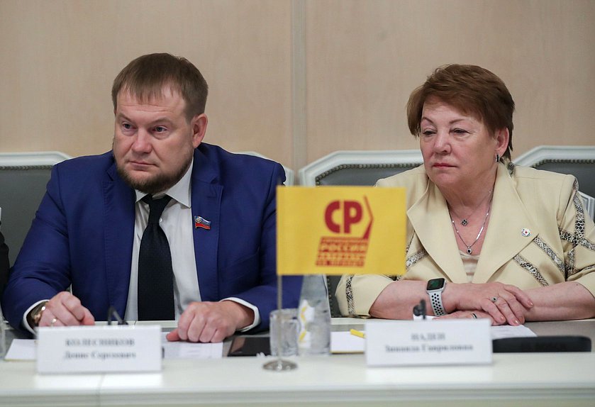Встреча Председателя Народного Совета ЛНР Дениса Мирошниченко с членами фракций Государственной Думы