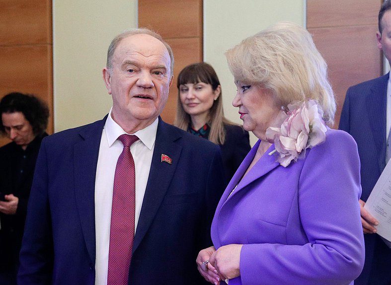 Руководитель фракции КПРФ Геннадий Зюганов и Председатель Комитета по защите семьи, вопросам отцовства, материнства и детства Нина Останина