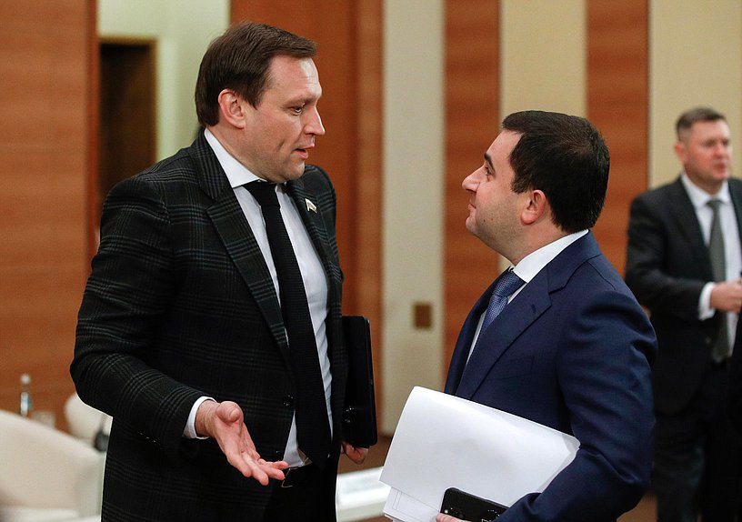Председатель Комитета по строительству и ЖКХ Сергей Пахомов и заместитель Министра строительства и жилищно-коммунального хозяйства РФ Никита Стасишин