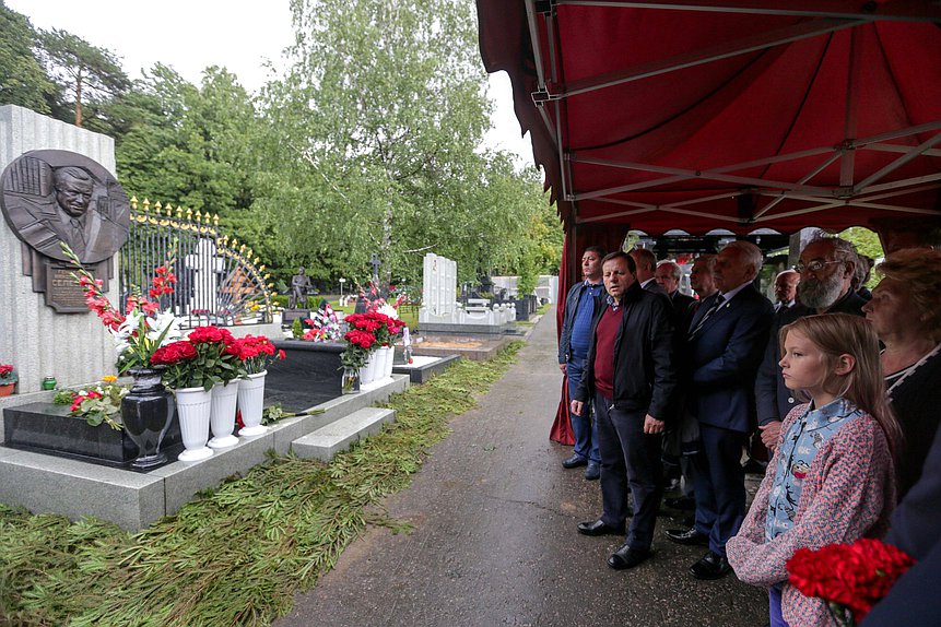 Депутаты Государственной Думы почтили память бывшего Председателя Государственной Думы Геннадия Селезнева в 4-ю годовщину его смерти