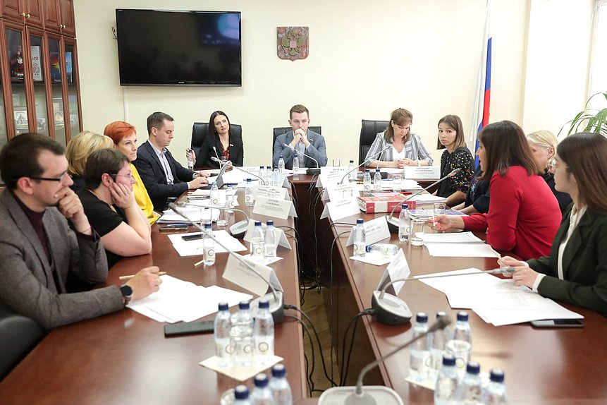 Круглый стол Комитета по молодежной политике на тему «Законодательное закрепление возможности передачи детей, фактически оставшихся без попечения родителей, под предварительную и временную опеку (попечительство)»