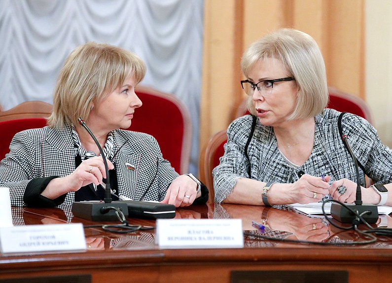 Член Комитета по охране здоровья Вероника Власова и заместитель Председателя Комитета Татьяна Соломатина