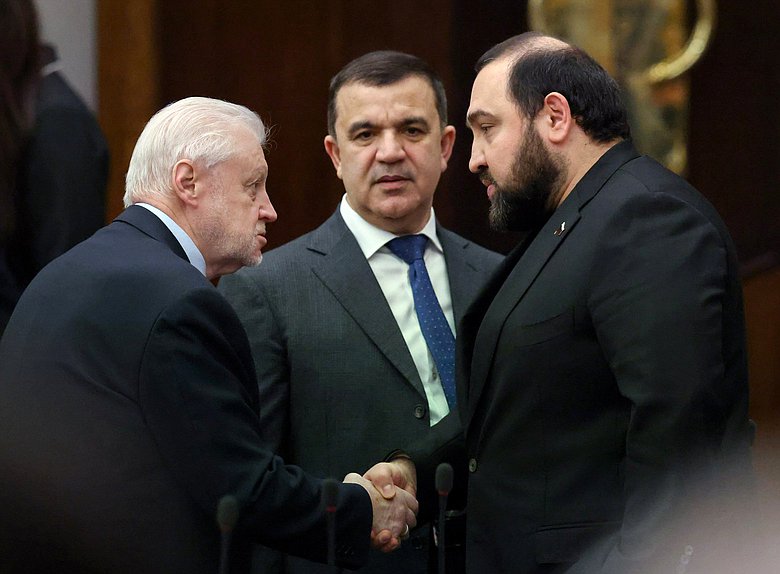 Руководитель фракции "Справедливая Россия - За правду" Сергей Миронов, заместитель Председателя Комитета по малому и среднему предпринимательству Тимур Каноков и член Комитета по охране здоровья Бийсултан Хамзаев