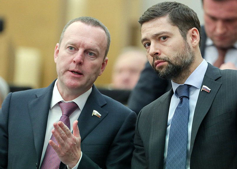 Первый заместитель Председателя Комитета по финансовому рынку Константин Бахарев и член Комитета по строительству и жилищно-коммунальному хозяйству Александр Якубовский