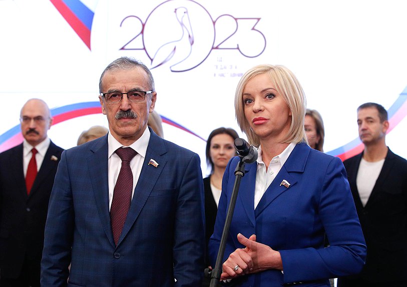 Заместитель Председателя Комитета по просвещению Нурбаганд Нурбагандов и Председатель Комитета Ольга Казакова