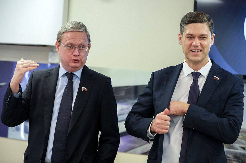 Заместитель Председателя Комитета по экономической политике Михаил Делягин и член Комитета Сергей Алтухов