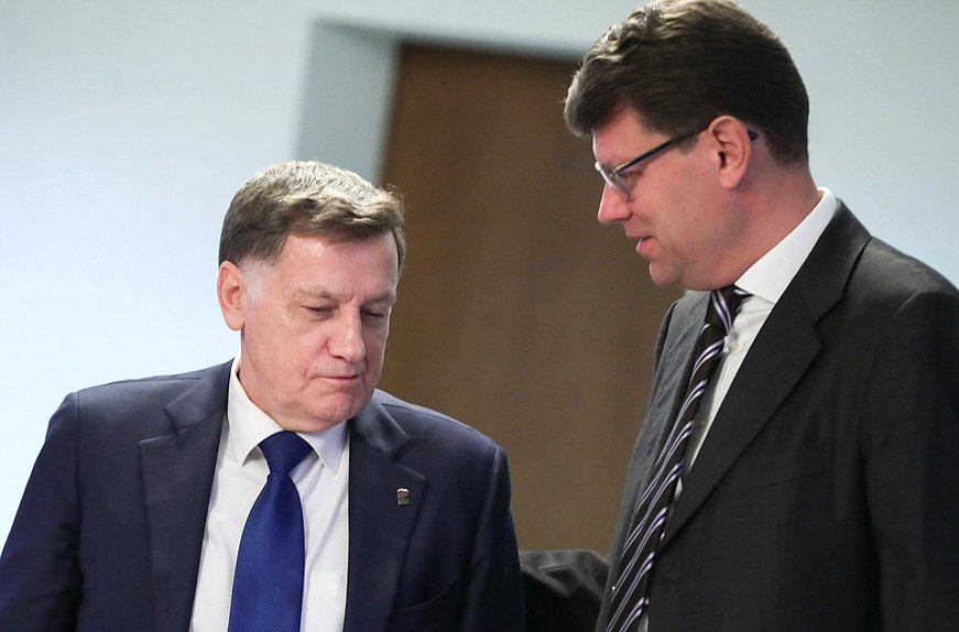 Член Комитета по финансовому рынку Вячеслав Макаров и Первый заместитель Председателя Комитета по экономической политике Денис Кравченко