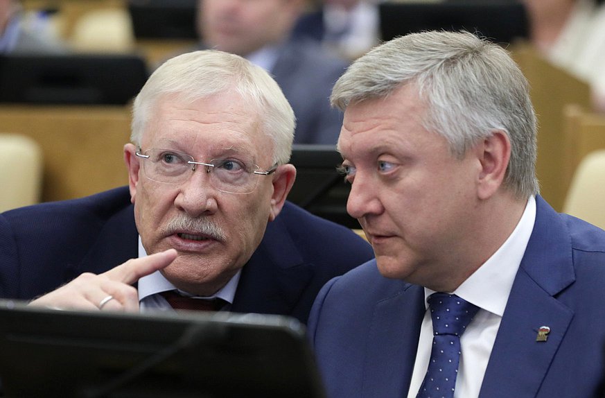 Председатель Комитета по контролю Олег Морозов и член Комитета по государственному строительству и законодательству Дмитрий Вяткин