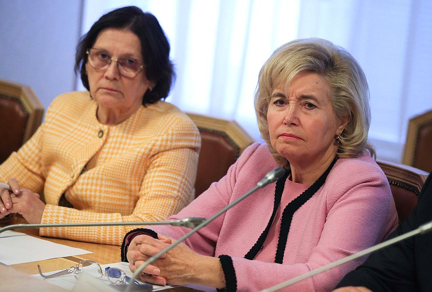 Члены Комитета по охране здоровья Римма Утяшева и Тамара Фролова