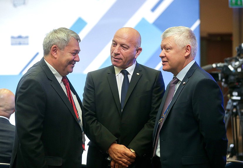 Chairman of the Committee on Security and Corruption Control Vasilii Piskarev (right)