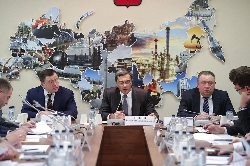 Председатель ПАО «Промсвязьбанк» Петр Фрадков, Председатель Комитета по промышленности и торговле Владимир Гутенев и Генеральный директор АО «Объединенная судостроительная корпорация» Алексей Рахманов