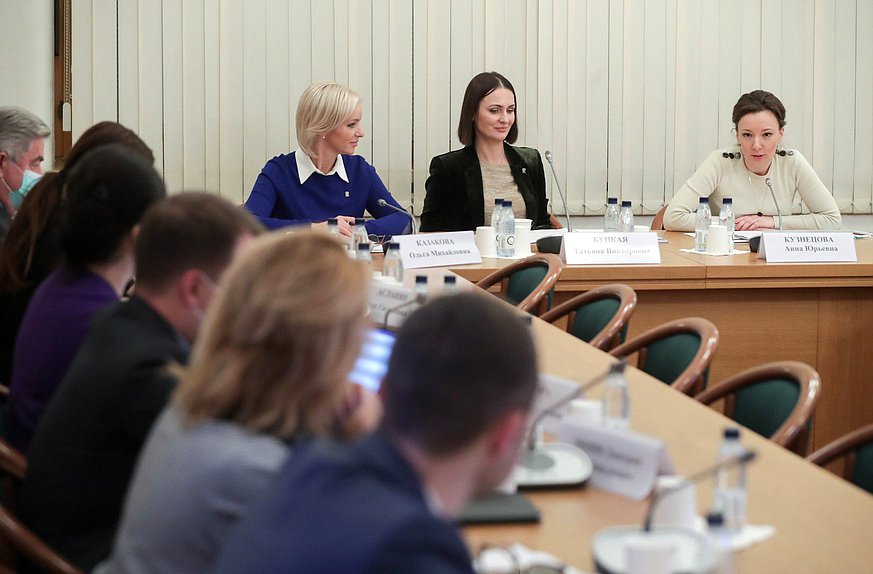Председатель Комитета по просвещению Ольга Казакова, Первый заместитель Председателя Комитета по вопросам семьи, женщин и детей Татьяна Буцкая и заместитель Председателя Государственной Думы Анна Кузнецова