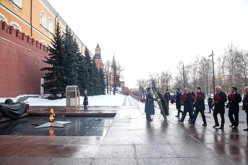 Председатель Государственной Думы Вячеслав Володин и главы делегаций стран-участниц ОДКБ возложили цветы к Могиле Неизвестного Солдата