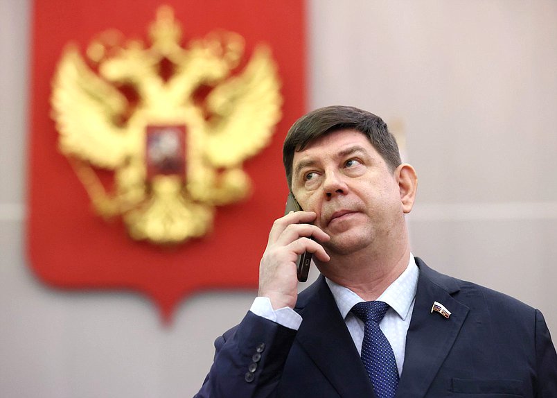 Член Комитета по просвещению Виктор Смирнов