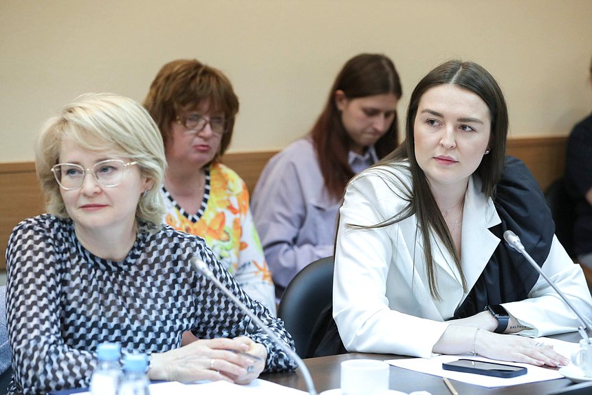 Члены Комитета по просвещению Эльвира Аиткулова и Анна Скрозникова