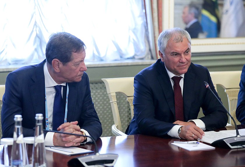 俄罗斯国家杜马第一副主席亚历山大·茹科夫与国家杜马主席维亚切斯拉夫·沃洛金