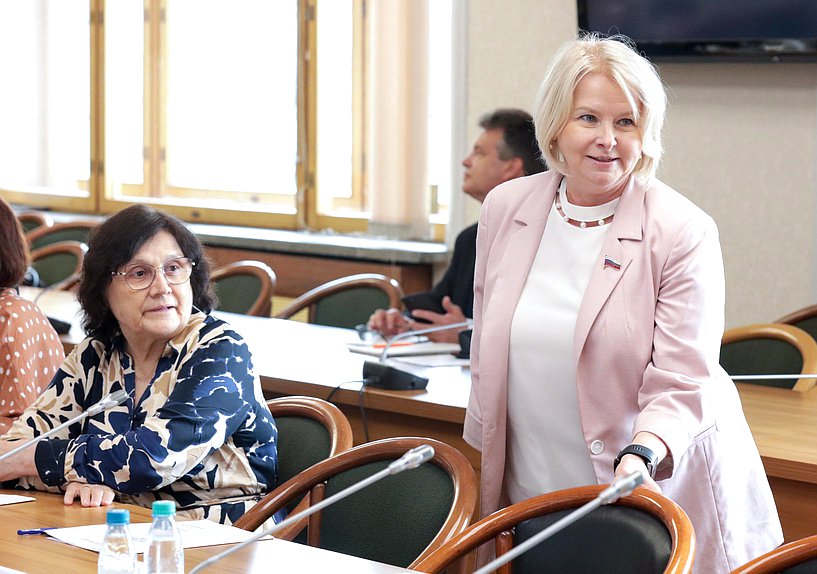 Члены Комитета по охране здоровья Римма Утяшева и Вероника Власова
