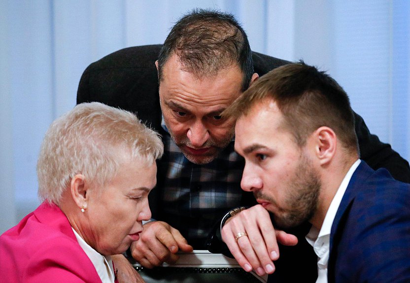 Председатель Комитета по физической культуре и спорту Дмитрий Свищев, член Комитета Рима Баталова и заместитель Председателя Комитета Антон Шипулин