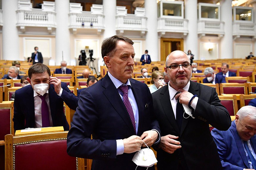 Заместитель Председателя ГД Алексей Гордеев и Председатель Комитета по развитию гражданского общества, вопросам общественных и религиозных объединений Сергей Гаврилов