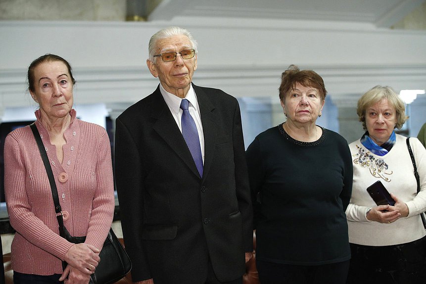 Возложение цветов ветеранами Минэкономразвития к памятной доске работников Госплана СССР