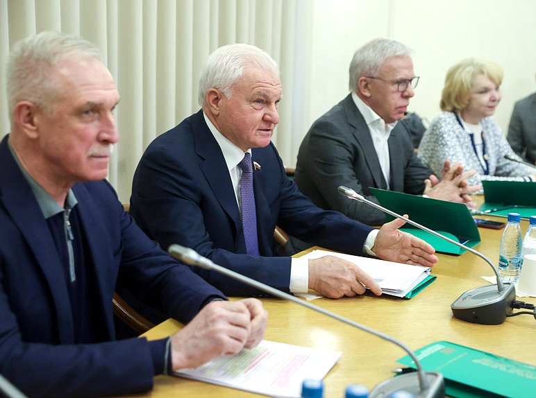 Первый заместитель Председателя Комитета по региональной политике и местному самоуправлению Сергей Морозов, Первый заместитель Председателя Комитета по аграрным вопросам Владимир Плотников и Первый заместитель Председателя Комитета по экологии, природным ресурсам и охране окружающей среды Вячеслав Фетисов