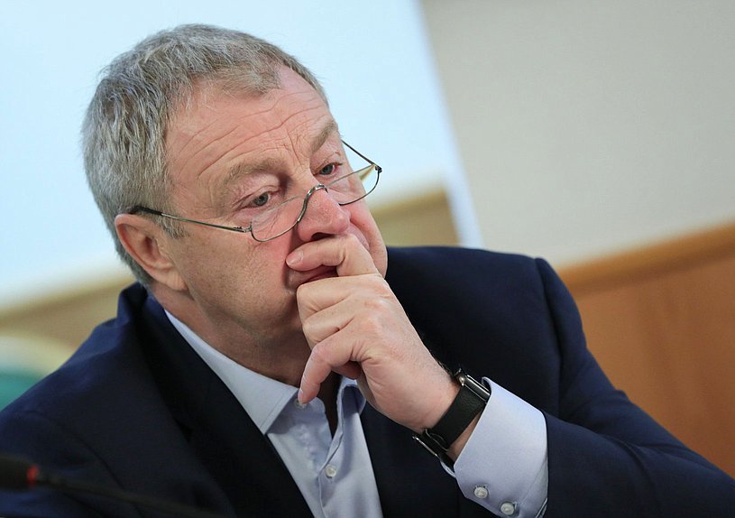 Член Комитета по строительству и жилищно-коммунальному хозяйству Виталий Бахметьев