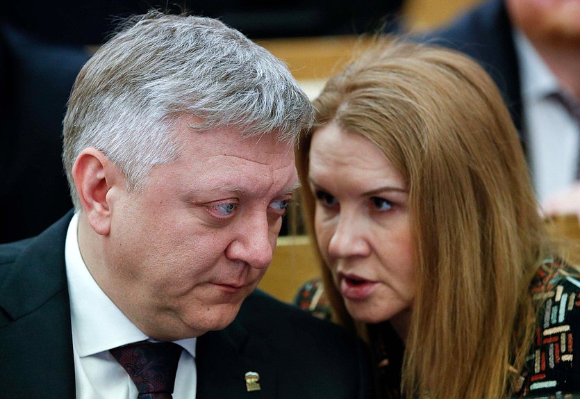 Член Комитета по государственному строительству и законодательству Дмитрий Вяткин и заместитель Председателя Комитета по бюджету и налогам Наталья Орлова