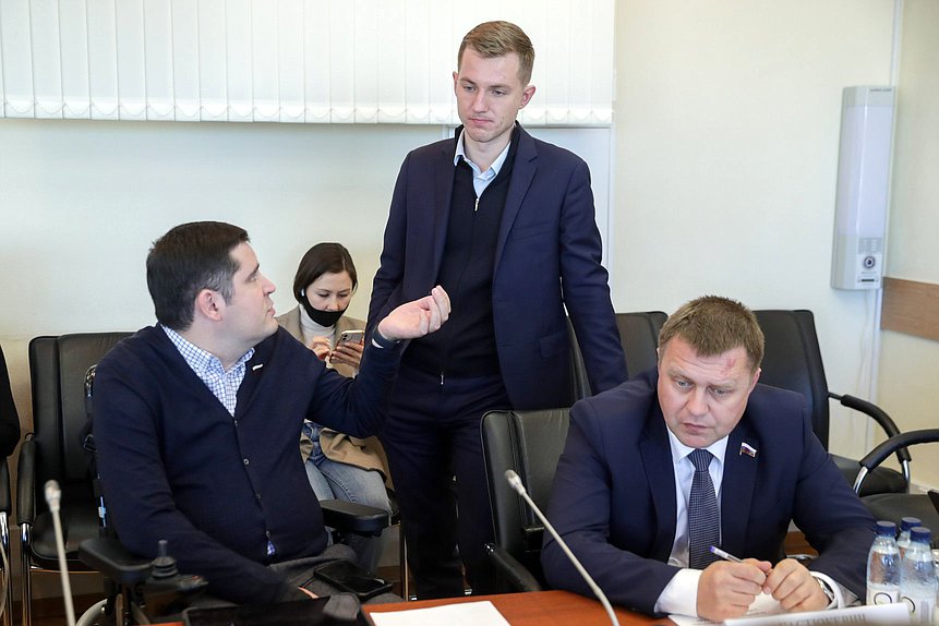 Заместитель Председателя Комитета по молодежной политике Михаил Киселев, Председатель Комитета Артем Метелев и Первый заместитель Председателя Комитета Игорь Кастюкевич