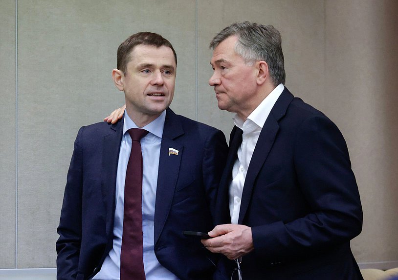 Заместитель Председателя Комитета по строительству и ЖКХ Александр Аксененко и заместитель Председателя Комитета по промышленности и торговле Александр Терентьев