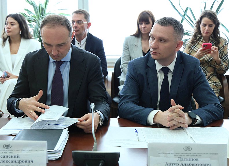 Статс-секретарь — заместитель Министра РФ по развитию Дальнего Востока и Арктики Антон Басанский и Генеральный директор Общероссийской общественно-государственной организации «Ассамблея народов России» Артур Латыпов
