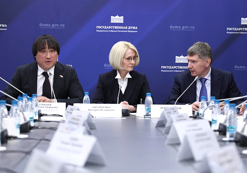 Председатель Комитета по туризму и развитию туристической инфраструктуры Сангаджи Тарбаев, заместитель Председателя Государственной Думы Виктория Абрамченко и Министр экономического развития РФ Максим Решетников