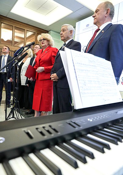 Председатель Комитета по вопросам семьи, женщин и детей Нина Останина, Председатель Государственного Совета Республики Татарстан Фарид Мухаметшин и руководитель фракции КПРФ Геннадий Зюганов