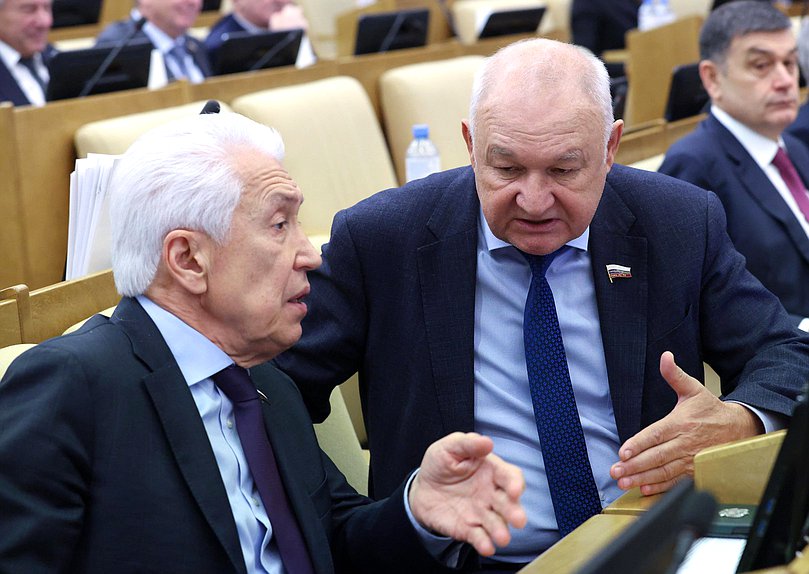 Руководитель фракции "Единая Россия" Владимир Васильев и Первый заместитель Председателя Комитета по делам национальностей Ильдар Гильмутдинов