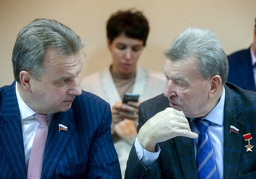 Члены Комитета по природным ресурсам, собственности и земельным отношениям Сергей Крючек и Николай Антошкин