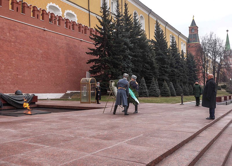 Председатель Национального Собрания Республики Джибути Дилейта Мохамед Дилейта возложил цветы к Могиле Неизвестного Солдата